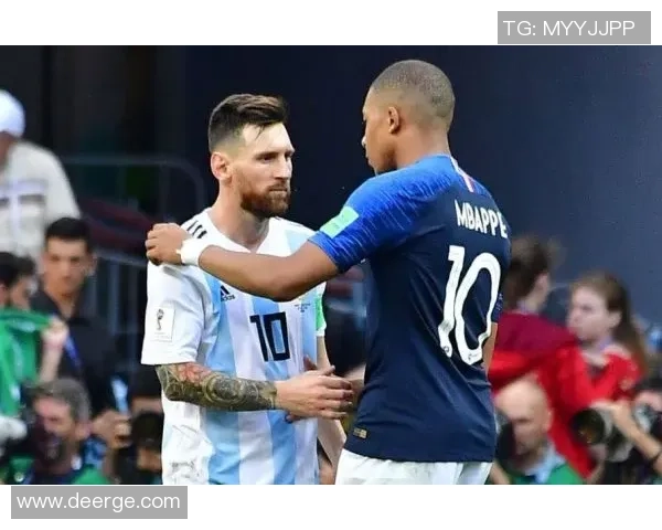 法国足球明星因感人时刻泪洒赛场引发球迷热议与共鸣